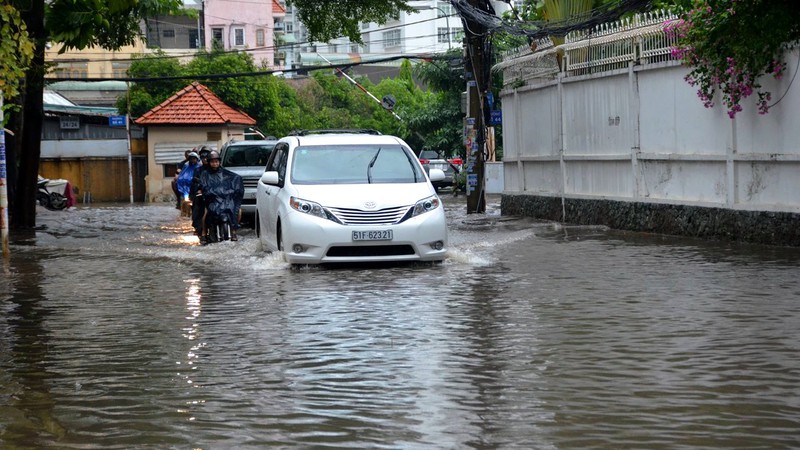 Mưa tầm tã 4h liên tục, người dân TP.HCM lại oằn mình chịu ngập - ảnh 7