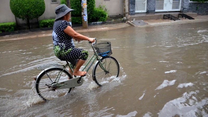 Mưa tầm tã 4h liên tục, người dân TP.HCM lại oằn mình chịu ngập - ảnh 8