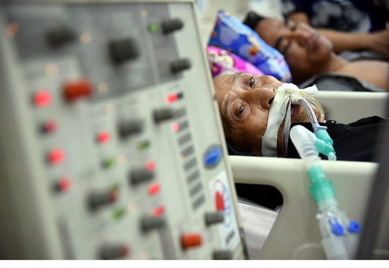 Xúc động hình ảnh thường trực của các bác sĩ cấp cứu A9 Bạch Mai - ảnh 9