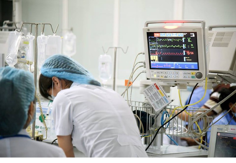 Xúc động hình ảnh thường trực của các bác sĩ cấp cứu A9 Bạch Mai - ảnh 12