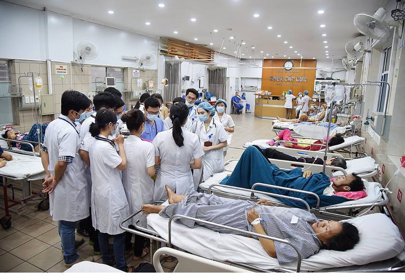 Xúc động hình ảnh thường trực của các bác sĩ cấp cứu A9 Bạch Mai - ảnh 13