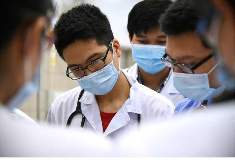 Xúc động hình ảnh thường trực của các bác sĩ cấp cứu A9 Bạch Mai - ảnh 15
