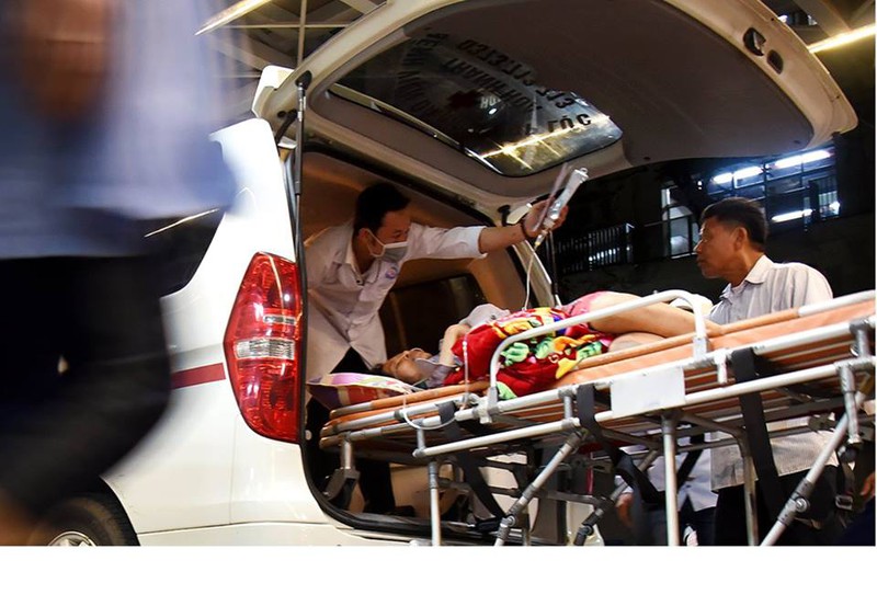 Xúc động hình ảnh thường trực của các bác sĩ cấp cứu A9 Bạch Mai - ảnh 2