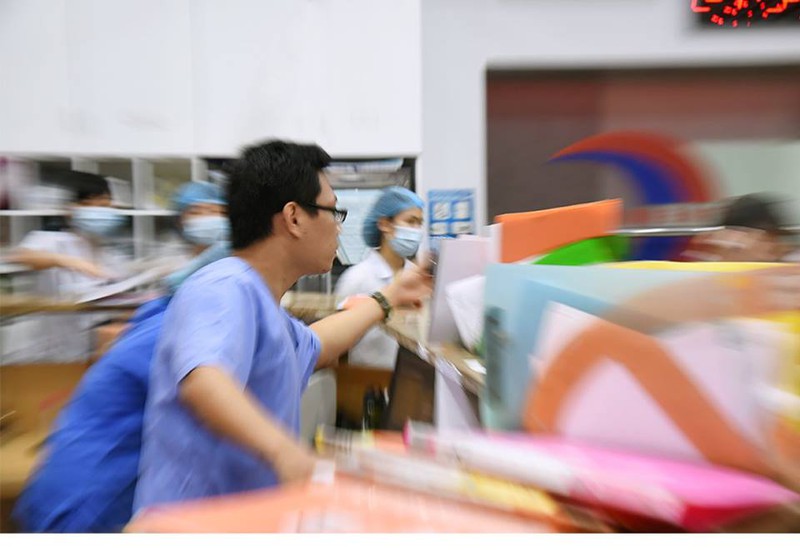 Xúc động hình ảnh thường trực của các bác sĩ cấp cứu A9 Bạch Mai - ảnh 4