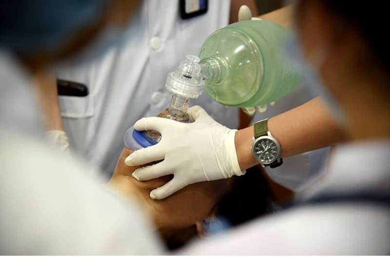 Xúc động hình ảnh thường trực của các bác sĩ cấp cứu A9 Bạch Mai - ảnh 6