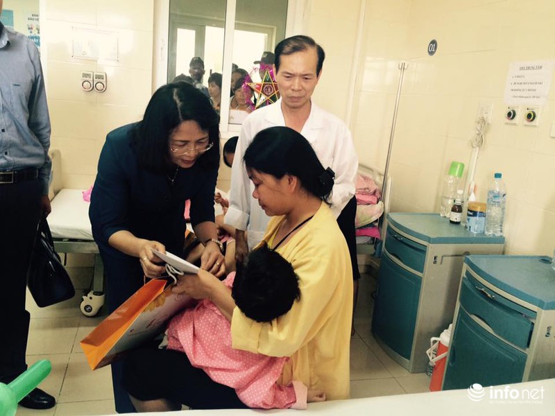 Bệnh nhi ung thư nhận quà Tết trung thu của Phó chủ tịch nước - ảnh 1