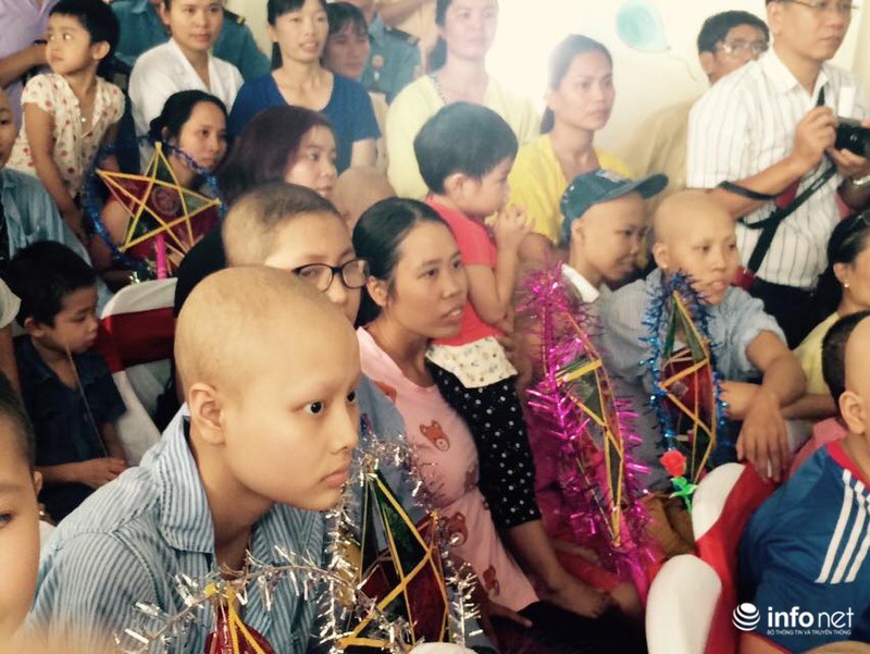 Bệnh nhi ung thư nhận quà Tết trung thu của Phó chủ tịch nước - ảnh 4