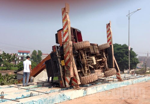 Bắc Giang: Cần cẩu bất ngờ đổ gập trên quốc lộ 1A, một người bị thương - ảnh 2