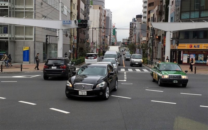 Sang Nhật càng xấu hổ cho kiểu lái ôtô Việt Nam - ảnh 1