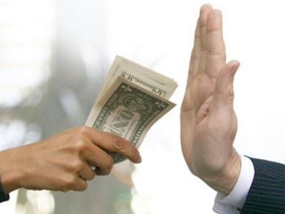 Công chức Bộ Tài chính trả lại quà tặng 1 lọ hoa - ảnh 1