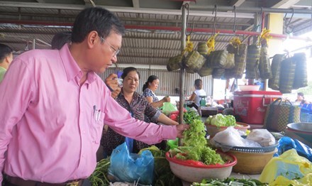 Kinh hãi rau muống, bắp chuối 'ngậm' hóa chất - ảnh 1