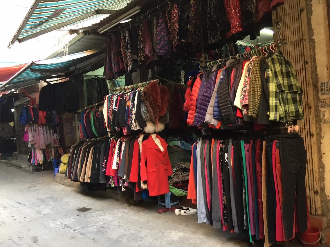 'Đường dây ngầm' sau chiếc áo secondhand ngàn USD về Việt Nam