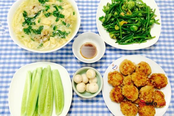 Bữa cơm ngon với canh chua măng sườn và chả cốm thịt băm