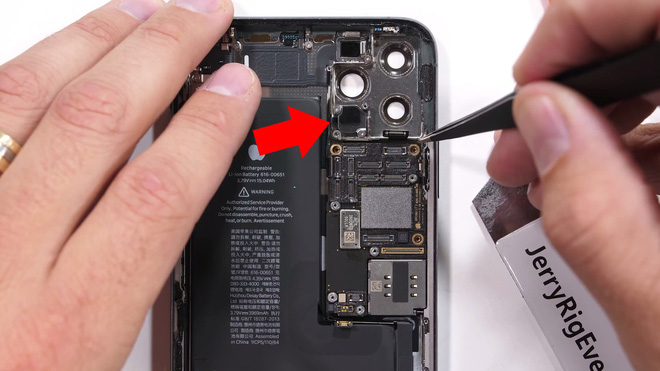 Bị đạn bắn xuyên thủng một lỗ, iPhone 11 Pro Max vẫn vô tư dùng như chưa có chuyện gì xảy ra - Ảnh 2.