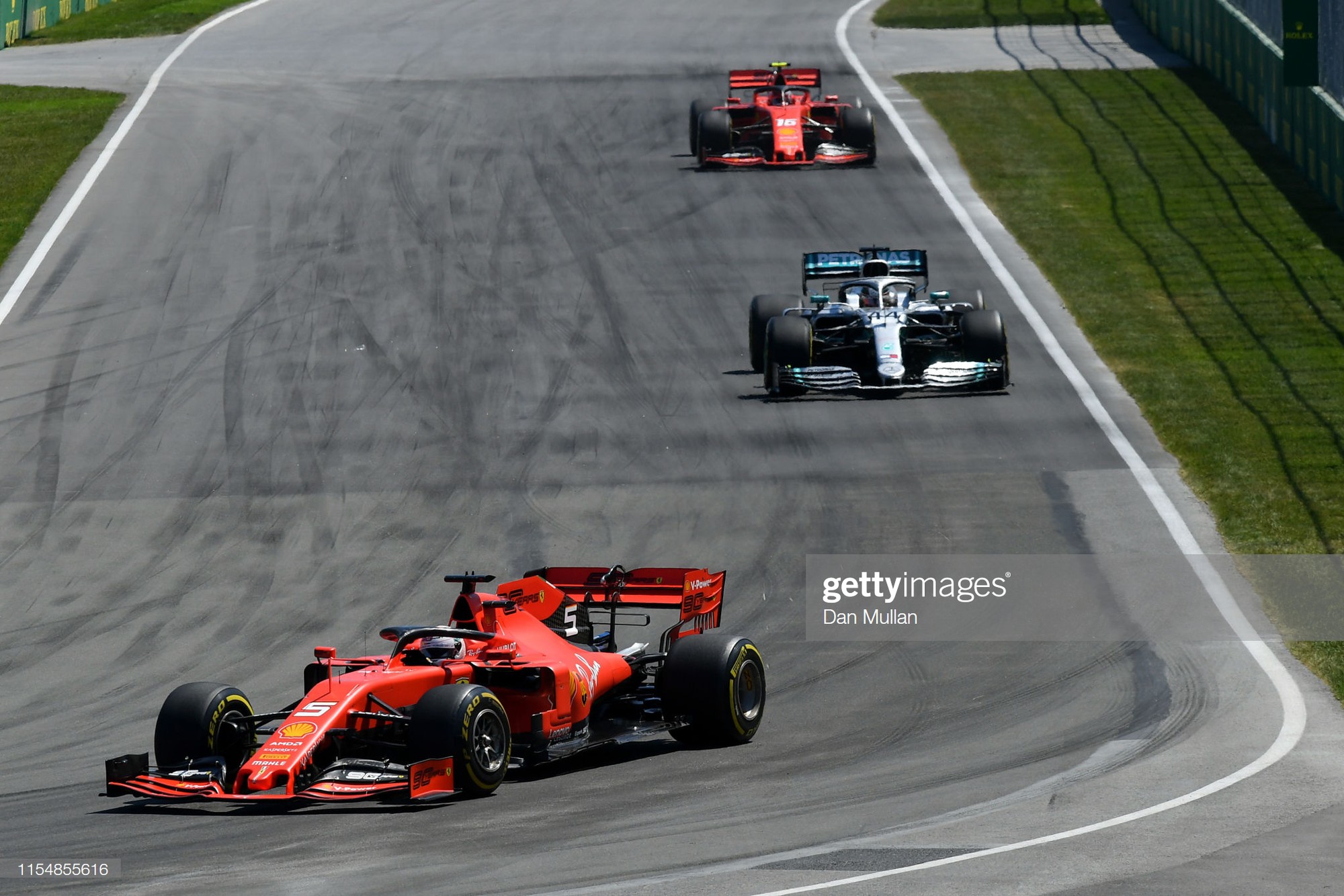 Drama cực mạnh trên đường đua F1: Cựu vô địch thế giới tự ý thay đổi vị trí xe về đích, đứng luôn lên bục podium cùng tay đua thắng cuộc - Ảnh 3.