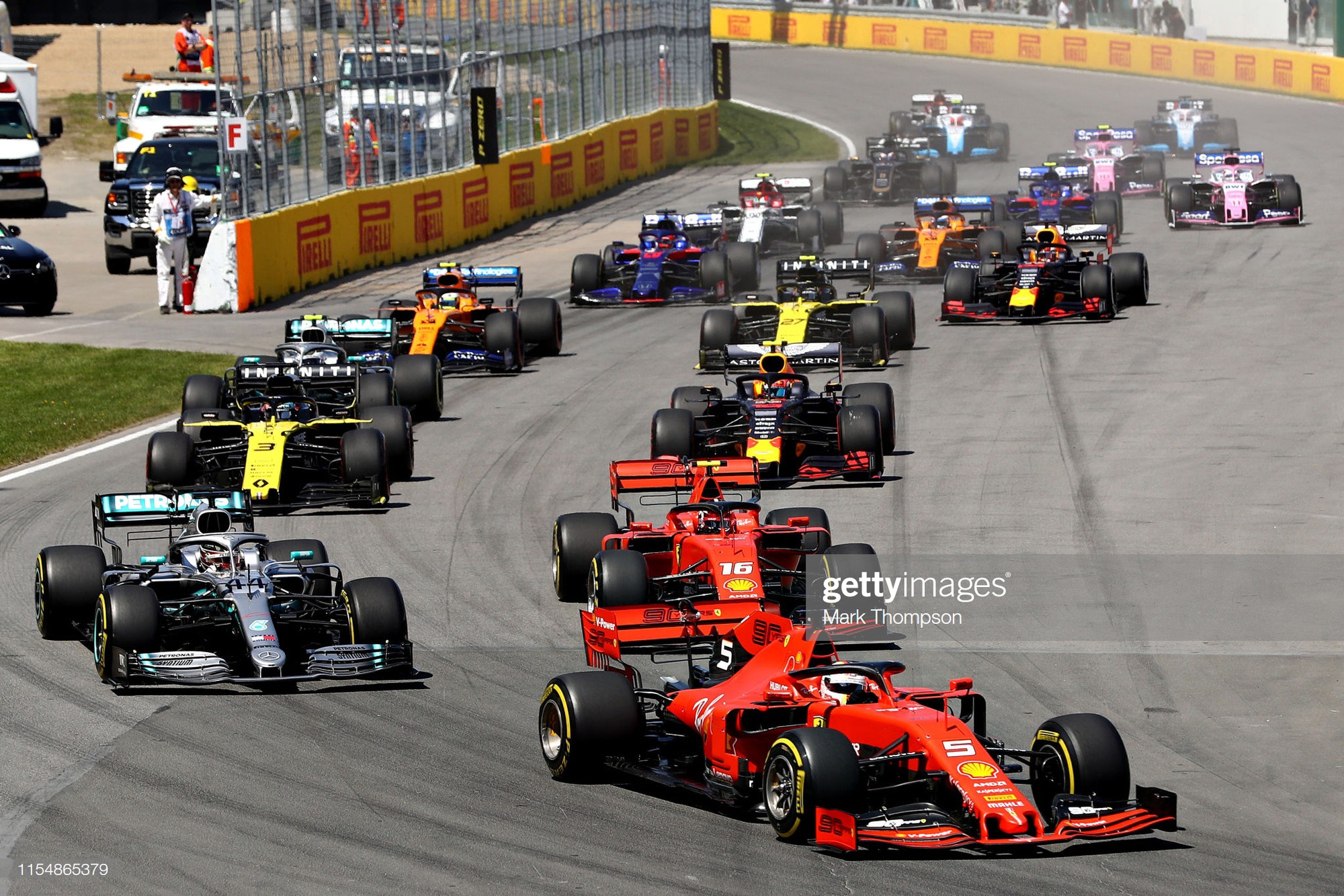 Drama cực mạnh trên đường đua F1: Cựu vô địch thế giới tự ý thay đổi vị trí xe về đích, đứng luôn lên bục podium cùng tay đua thắng cuộc - Ảnh 2.