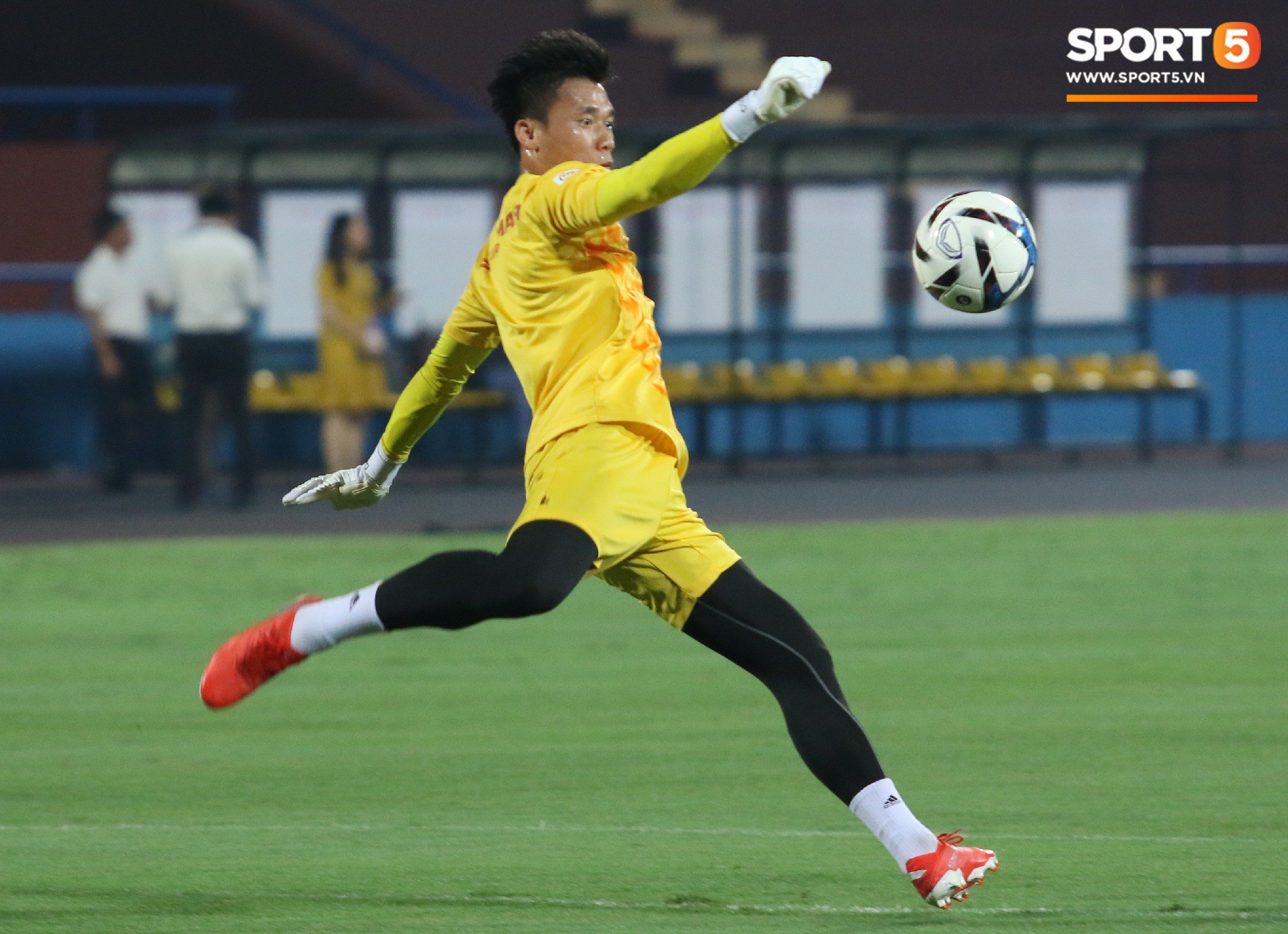 Khiến bạn nhỏ bật khóc, thủ môn Bùi Tiến Dũng viết tâm thư xin lỗi ngọt ngào trên Instagram - Ảnh 6.