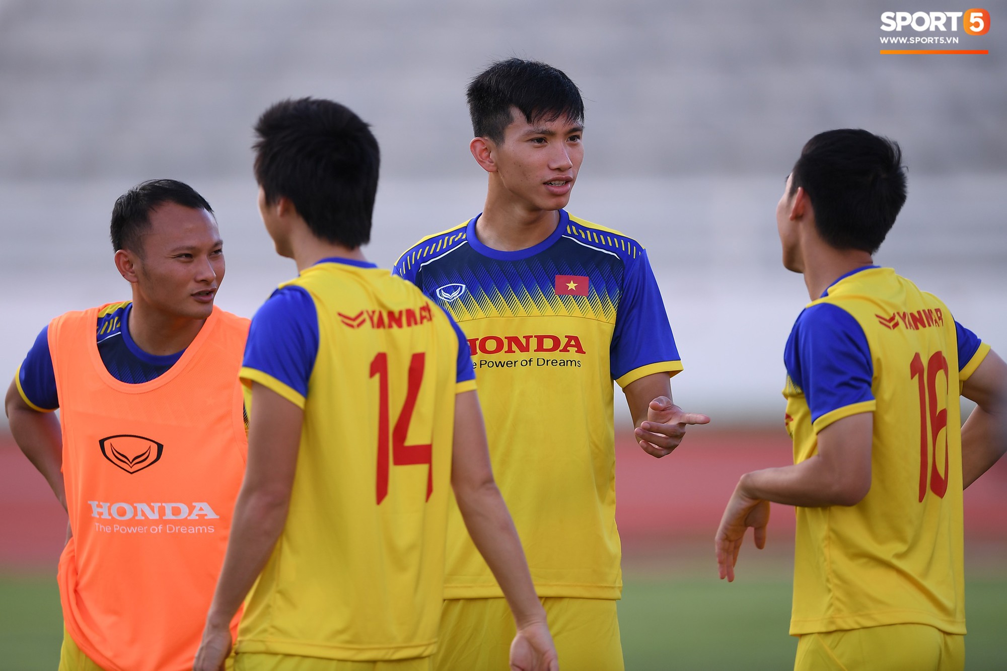 Em út tuyển Việt Nam tung Vlog ăn nồi lẩu Thái chua cay... siêu nhỏ - Ảnh 7.