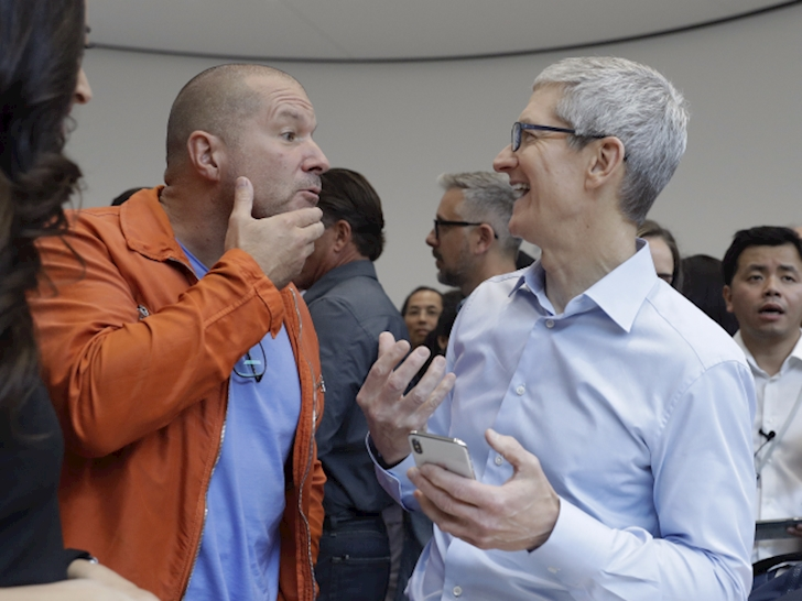 Lộ ảnh CEO Apple cầm iPhone XI mới nhất trên tay, nhưng sự thật lại khác một trời một vực - Ảnh 2.