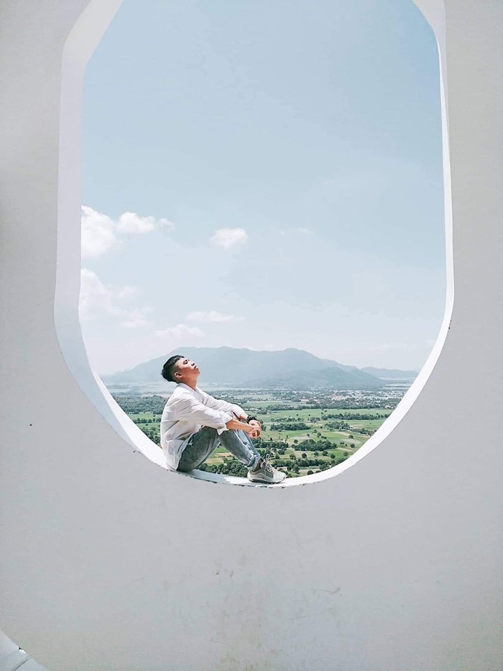 Há hốc mồm với xuất xứ của background sống ảo hình cửa sổ máy bay siêu to khổng lồ đang hot ở An Giang - Ảnh 1.