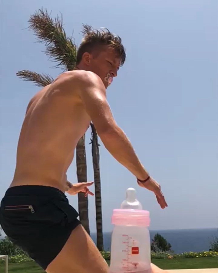 Khi cả thế giới phát sốt với thử thách đá nắp chai, trai đẹp tuyển Đức lại chơi trội, sút tung nắp bình sữa của con - Ảnh 2.