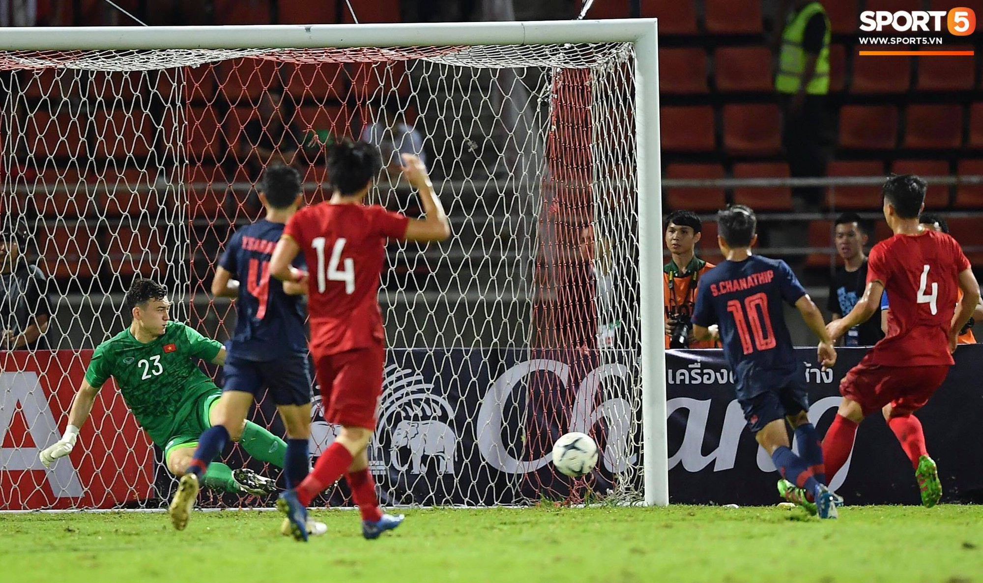 Cầu thủ Việt Nam vô danh trên sân và đây là lý do nghe vô lý nhưng lại rất thuyết phục - Ảnh 1.