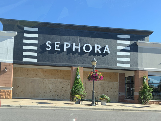 Lo sợ bị dân quá khích đập phá hoặc ăn trộm, Apple Store khắp nước Mỹ lập tức phòng thủ kiên cố theo cách đầy dã chiến - Ảnh 6.