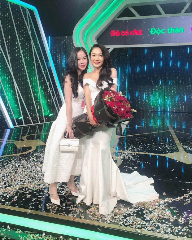 Em gái Hoàng Thùy khoe ảnh tình cảm bên bạn trai cực phẩm sau lùm xùm với Người Ấy Là Ai - Ảnh 1. Em gái Hoàng Thùy khoe ảnh tình cảm bên bạn trai cực phẩm sau lùm xùm với Người Ấy Là Ai - Ảnh 1.