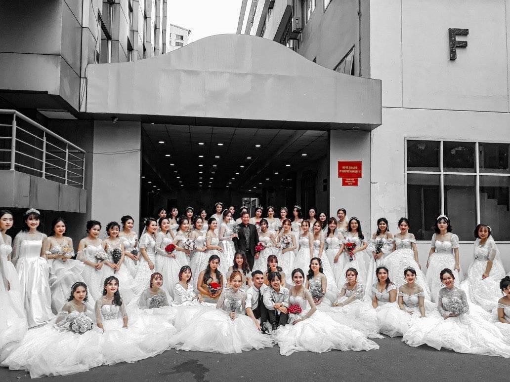 Trường ĐH xuất hiện hàng loạt nữ sinh mặc váy cưới, dân tình rủ nhau lập team đến để được phát cô dâu - Ảnh 1.