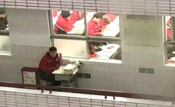 Giáo viên yêu cầu phụ huynh ngồi ghế con mình hay ngồi trên lớp, cảnh tượng sau đó khiến người bố chết lặng, bật khóc xấu hổ - Ảnh 2.