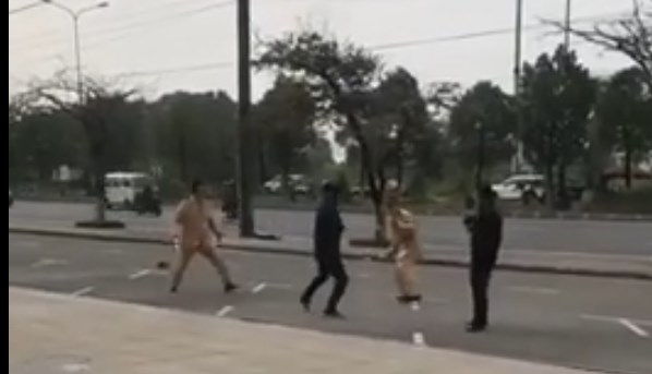 Clip: Nam thanh niên ở Hải Phòng vượt đèn đỏ, dùng côn nhị khúc đánh CSGT liền bị khống chế trong phút chốc - Ảnh 1.
