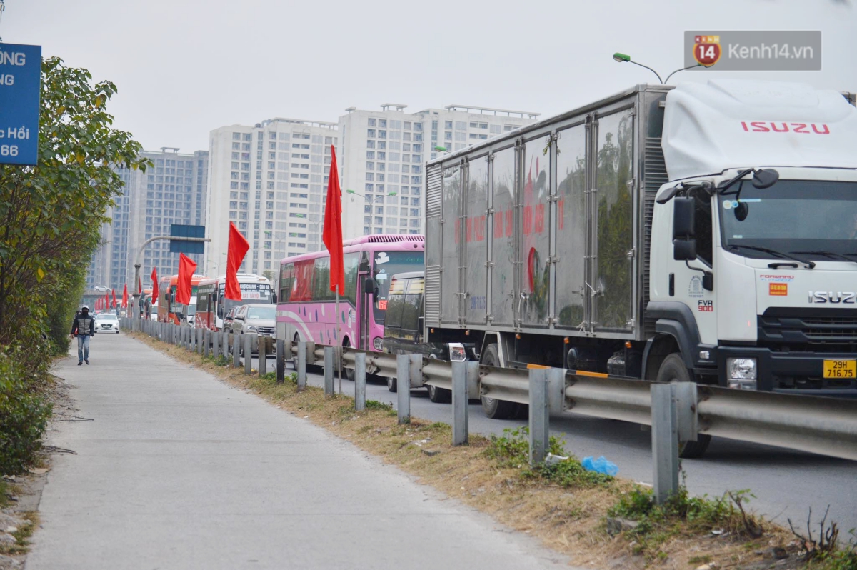 Chùm ảnh: Cửa ngõ Hà Nội ùn tắc kinh hoàng, hàng ngàn phương tiện chen lấn quay lại thành phố sau kỳ nghỉ Tết dương lịch - Ảnh 1.