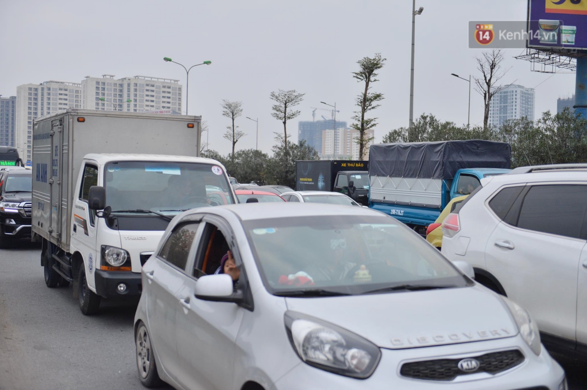 Chùm ảnh: Cửa ngõ Hà Nội ùn tắc kinh hoàng, hàng ngàn phương tiện chen lấn quay lại thành phố sau kỳ nghỉ Tết dương lịch - Ảnh 8.