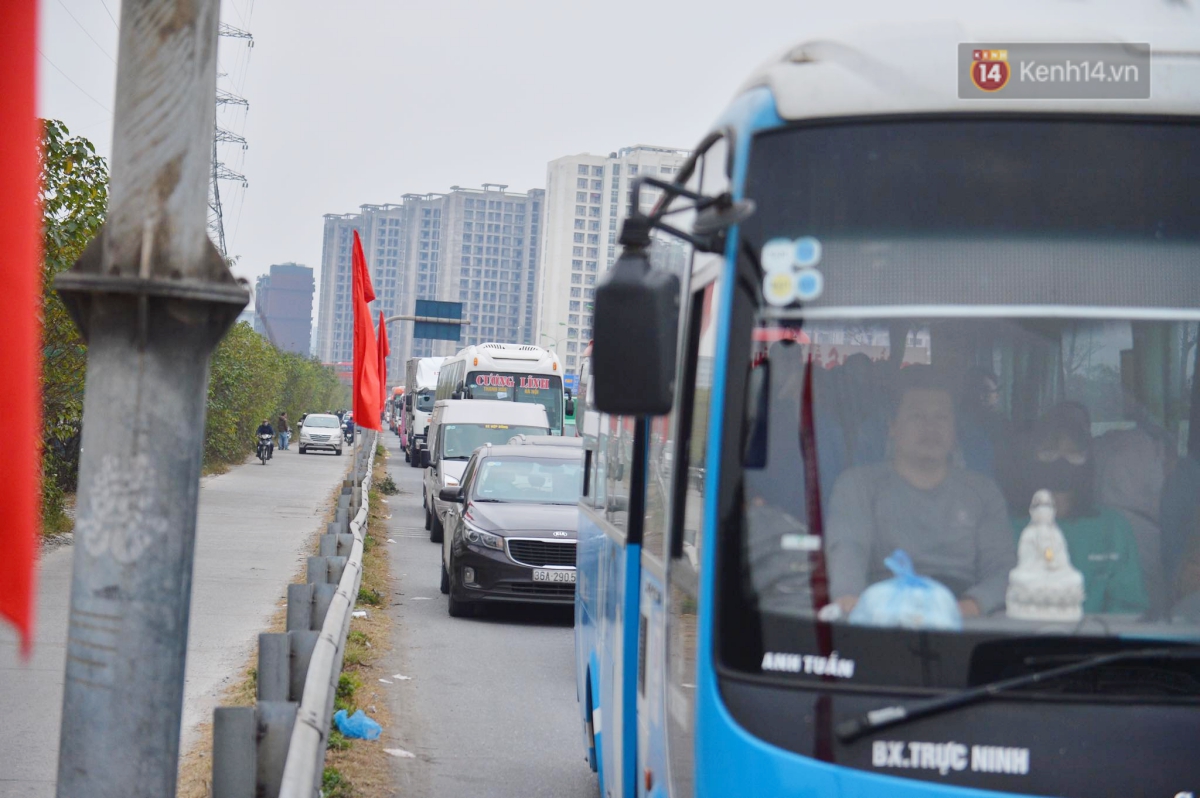 Chùm ảnh: Cửa ngõ Hà Nội ùn tắc kinh hoàng, hàng ngàn phương tiện chen lấn quay lại thành phố sau kỳ nghỉ Tết dương lịch - Ảnh 4.