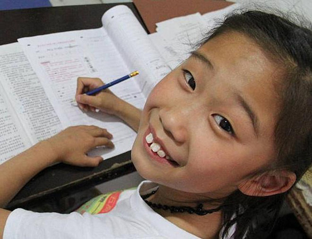 Cô bé từng gây sốt vì 10 tuổi đã vào đại học: 3 năm sau tốt nghiệp nhưng tình trạng hiện tại khiến ai cũng xót xa, sốc nhất là sự thật đằng sau danh thần đồng - Ảnh 3. Cô bé từng gây sốt vì 10 tuổi đã vào đại học: 3 năm sau tốt nghiệp nhưng tình trạng hiện tại khiến ai cũng xót xa, sốc nhất là sự thật đằng sau danh thần đồng - Ảnh 3.
