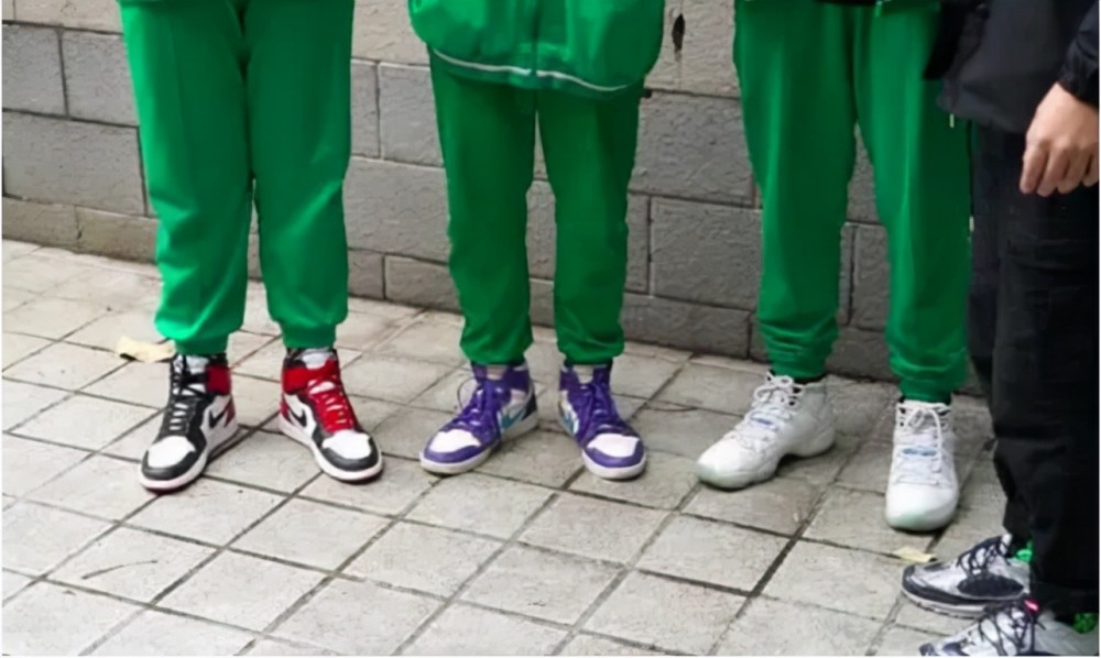 Soi trang phục đáng giá cả gia tài của 1 học sinh Tiểu học mặc đến trường, cha mẹ phải giật mình: Đừng chơi với cậu bé đó! - Ảnh 6.