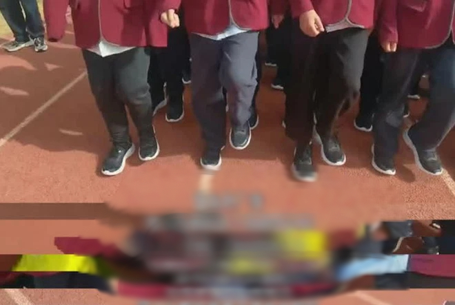 Soi trang phục đáng giá cả gia tài của 1 học sinh Tiểu học mặc đến trường, cha mẹ phải giật mình: Đừng chơi với cậu bé đó! - Ảnh 7.