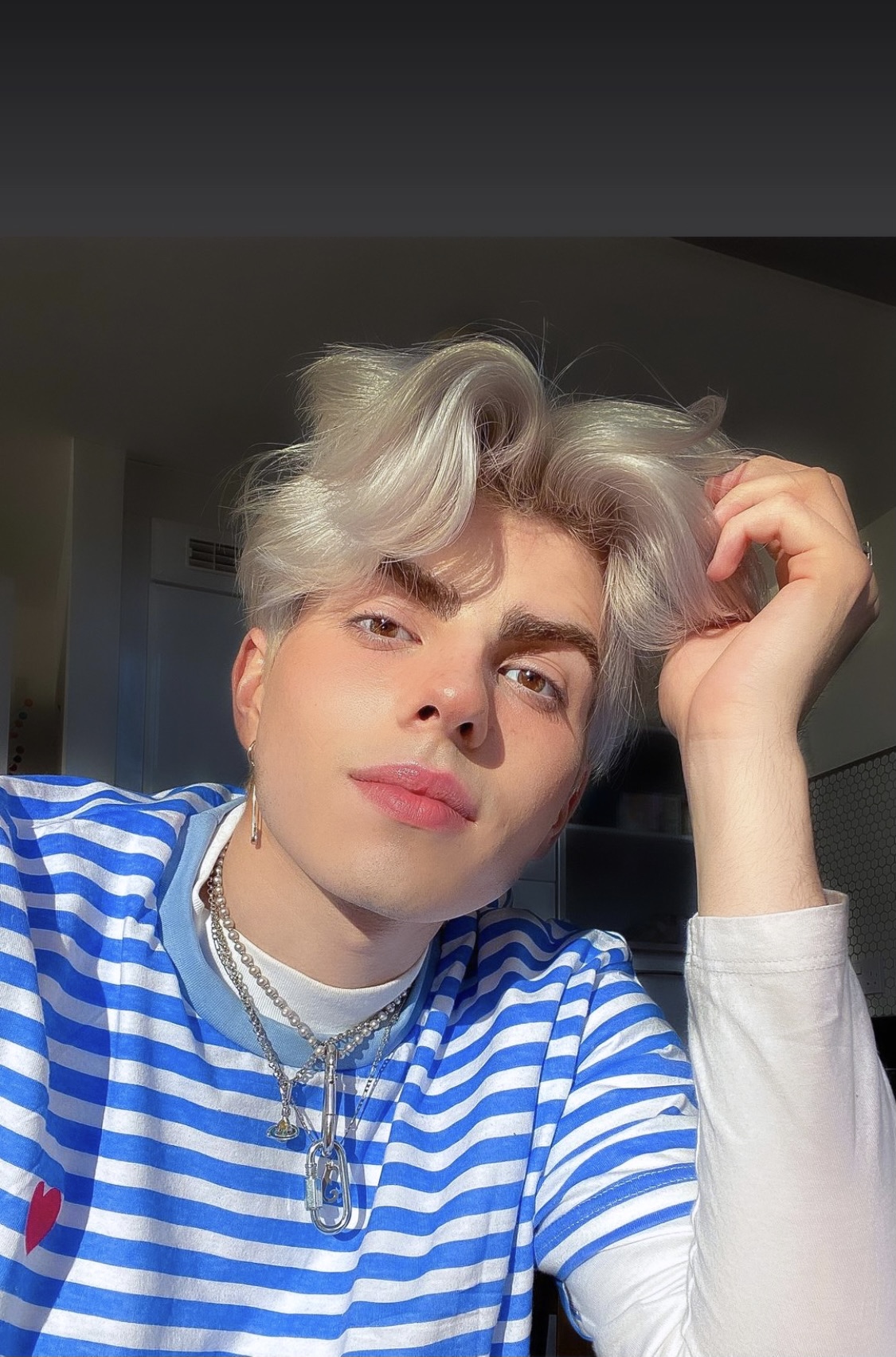 Nổi như cồn với những clip biến hình ngoạn mục, nam beauty blogger nhẹ nhàng đút túi 36 tỷ đồng mỗi năm là ai? - Ảnh 2.