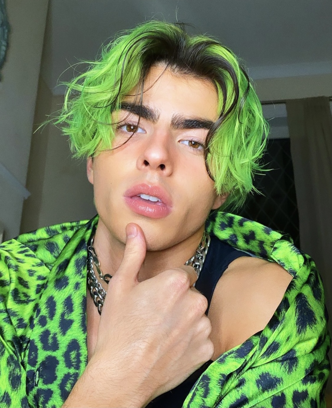 Nổi như cồn với những clip biến hình ngoạn mục, nam beauty blogger nhẹ nhàng đút túi 36 tỷ đồng mỗi năm là ai? - Ảnh 4.