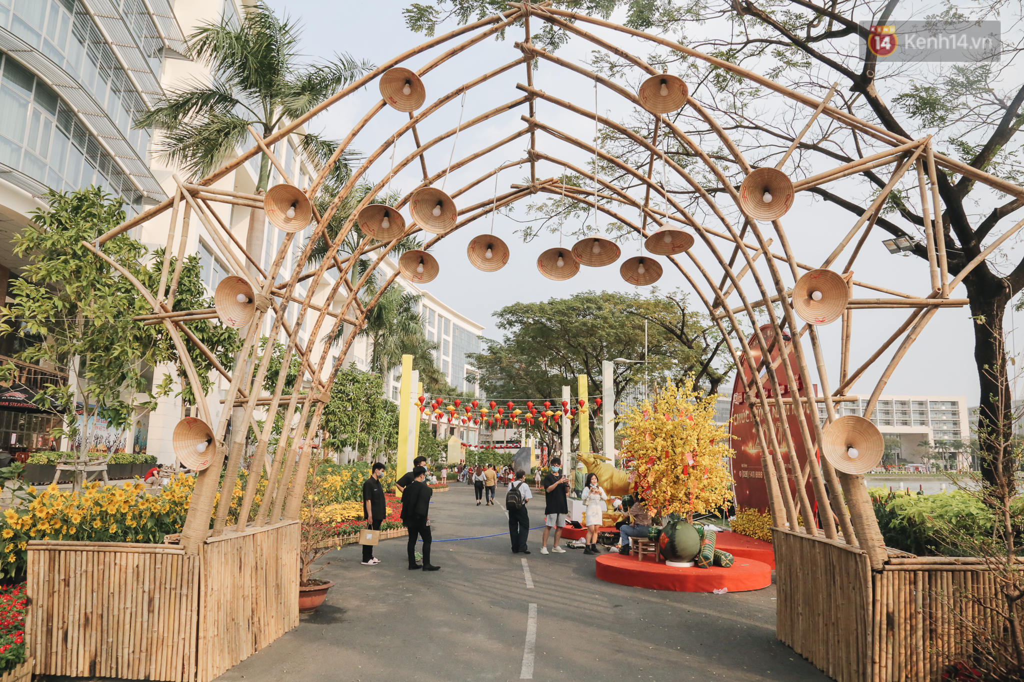 Cận cảnh đường hoa Tết Tân Sửu 2021 phong cách tối giản tại phố nhà giàu Sài Gòn - Ảnh 1.