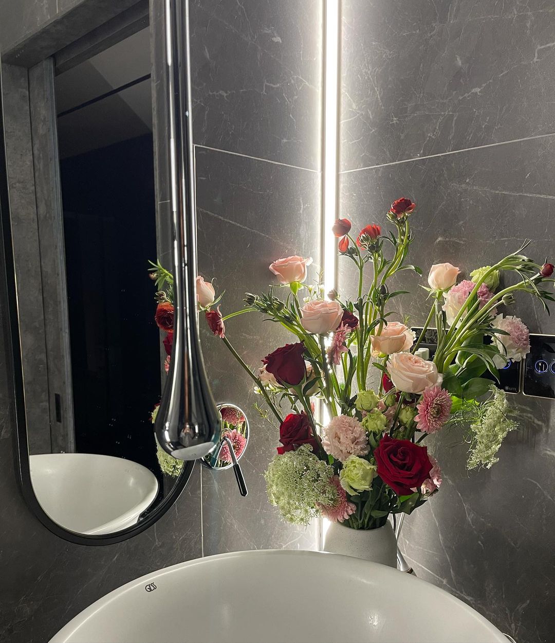 Bố già Trấn Thành giàu cỡ nào? Cứ nhìn tủ đồ hiệu với căn nhà view triệu đô là biết! - Ảnh 2.