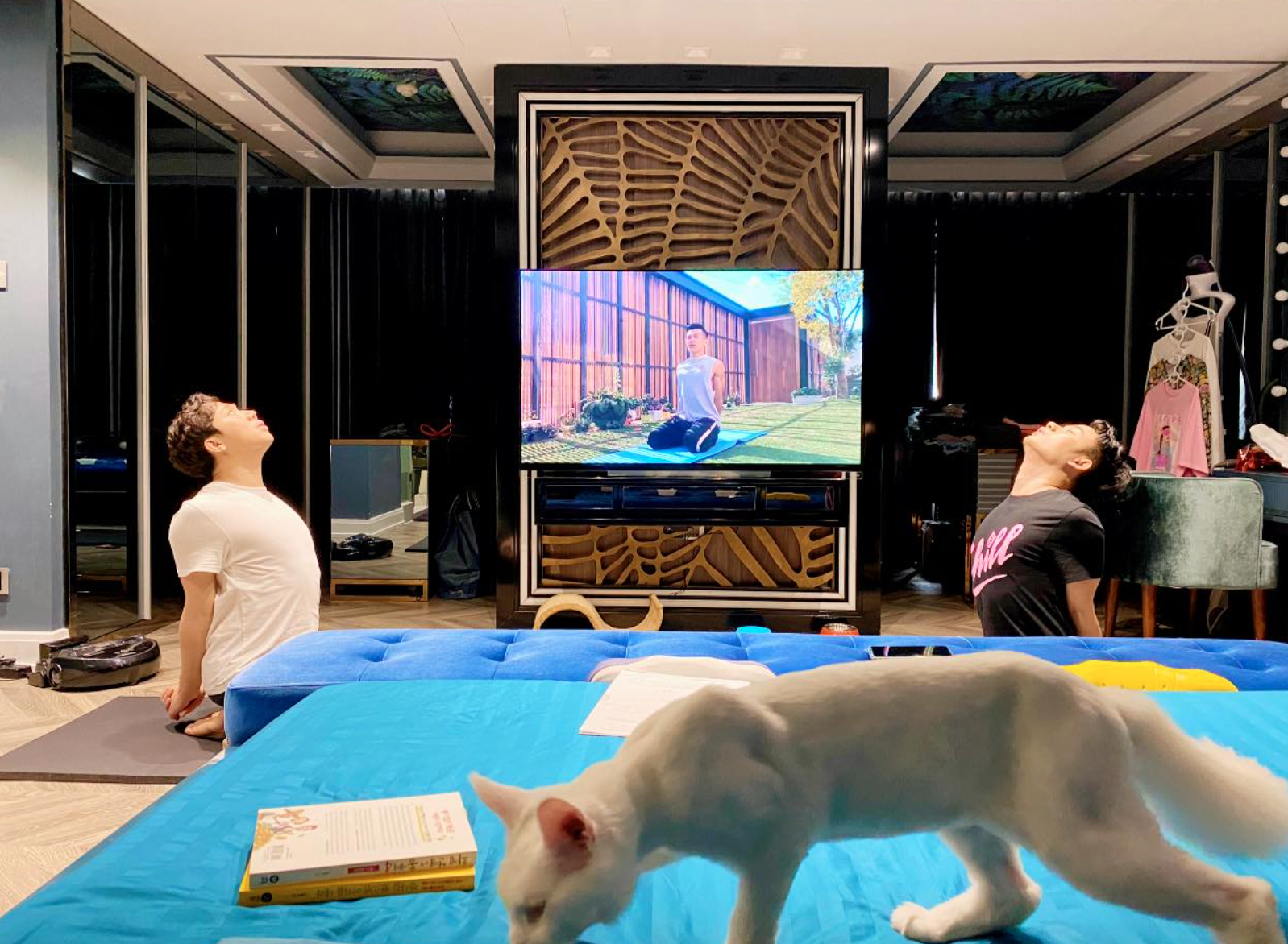 Bố già Trấn Thành giàu cỡ nào? Cứ nhìn tủ đồ hiệu với căn nhà view triệu đô là biết! - Ảnh 7.