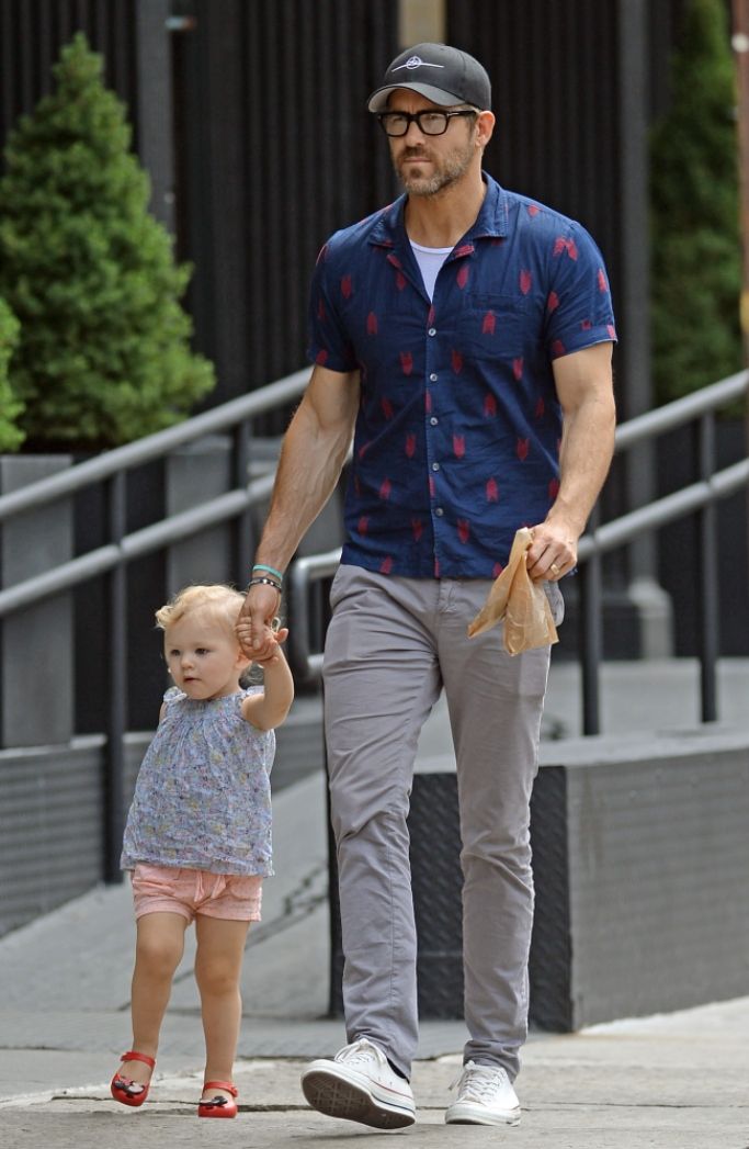 Con gái quá nghiện Baby Shark, Deadpool Ryan Reynolds cho con xem luôn phim mẹ bị... cá mập ăn thịt người tấn công - Ảnh 3. Con gái quá nghiện Baby Shark, Deadpool Ryan Reynolds cho con xem luôn phim mẹ bị... cá mập ăn thịt người tấn công - Ảnh 3.