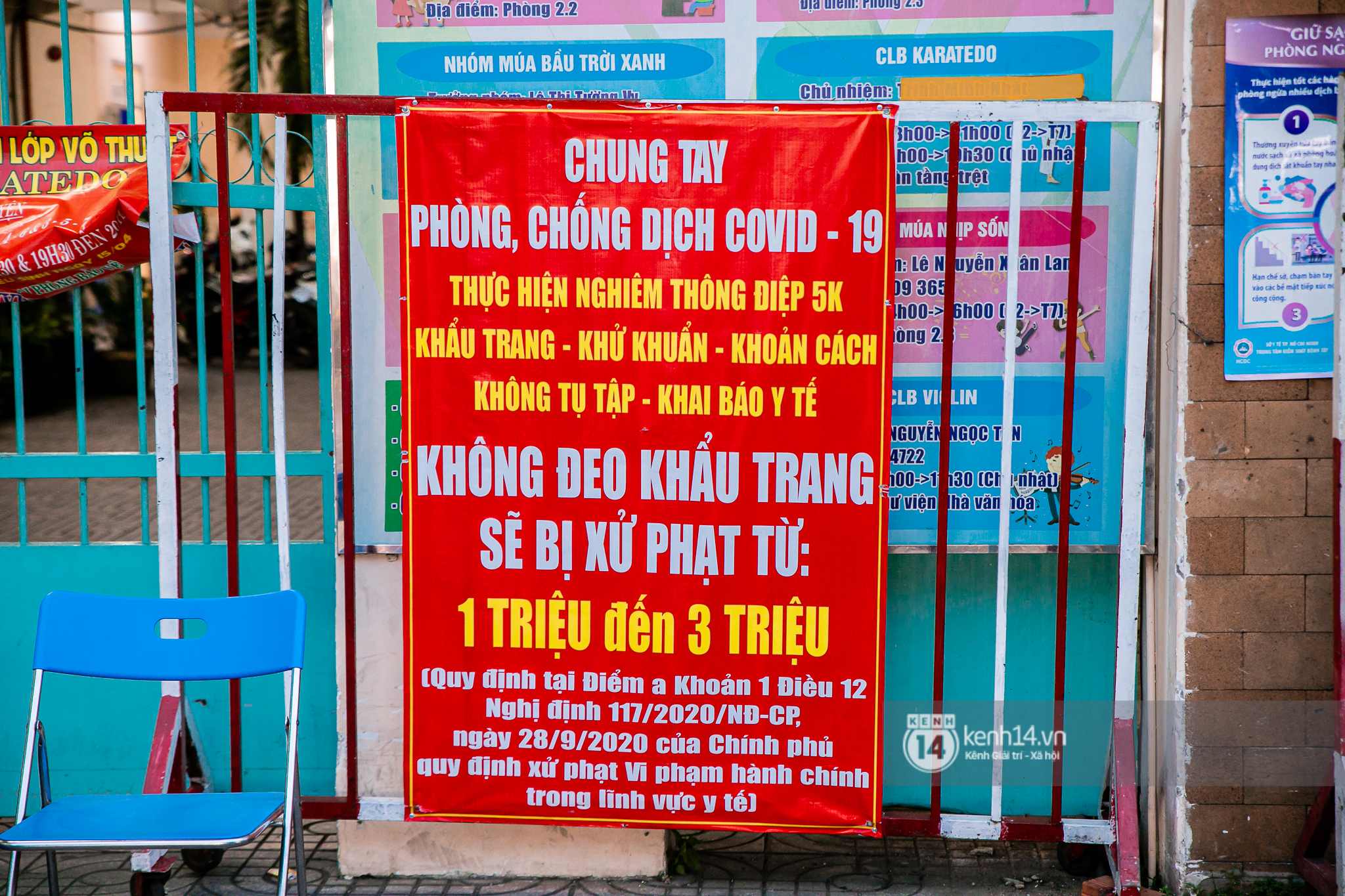 Quán xá Sài Gòn giữa mùa COVID-19 thứ 4: Nhiều địa điểm vẫn đông đến ngộp thở, dù có đeo khẩu trang nhưng vẫn cực kỳ nguy hiểm - Ảnh 3.