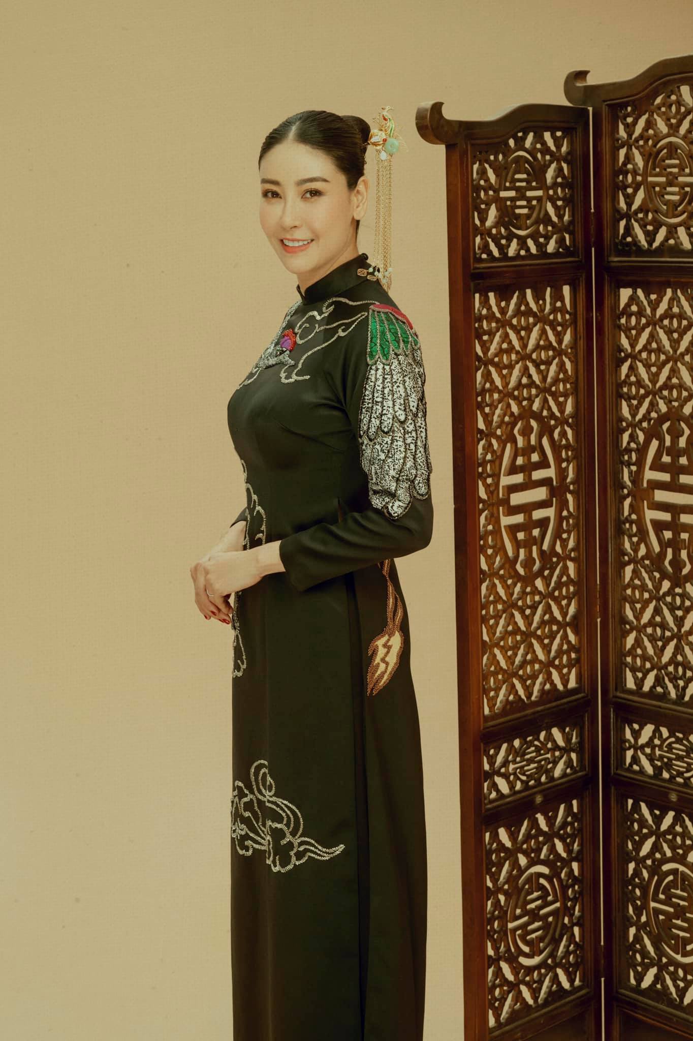 Giữa ồn ào công chúa triều Nguyễn, bộ ảnh gia đình nhà Hà Kiều Anh gây sốt: Ai cũng sang trọng, đầy khí chất danh gia vọng tộc - Ảnh 7.