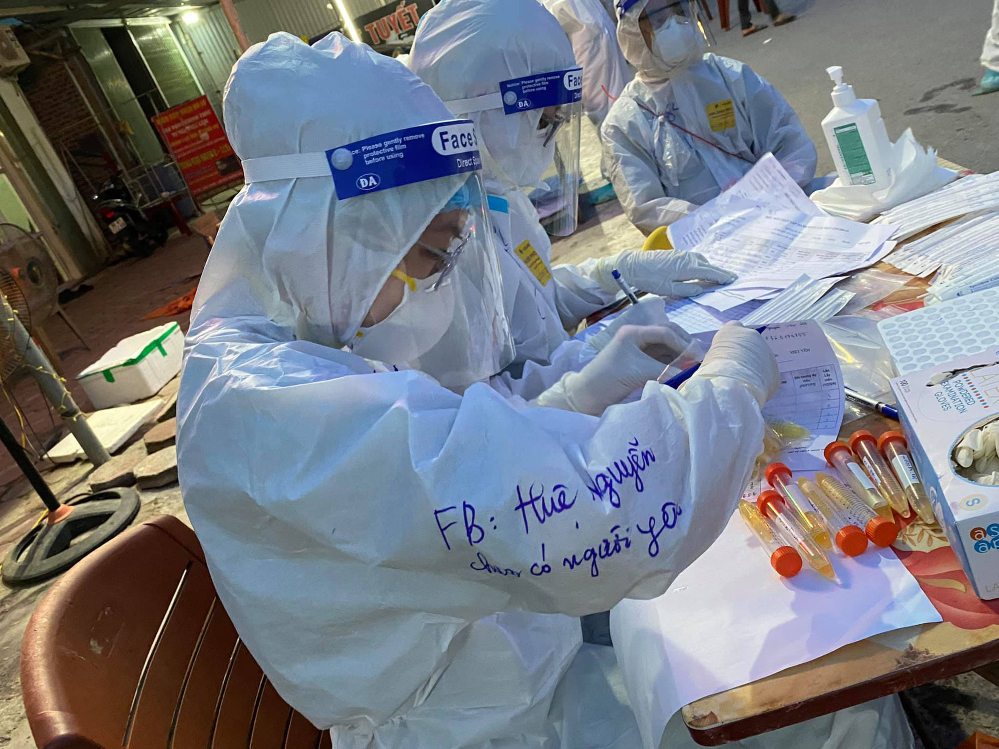 Nữ sinh trường Y khoe chưa có người yêu khi đi chống dịch lộ diện: Dễ thương hết nấc, còn tiết lộ tiêu chí chọn bạn trai nữa đây này - Ảnh 1.