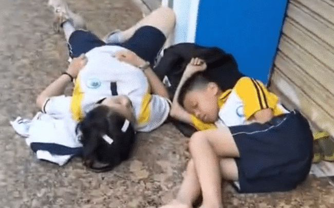 Hai đứa trẻ nằm ngủ bên lề đường từ 6 giờ sáng, lý do khiến dân mạng phẫn nộ với bố mẹ