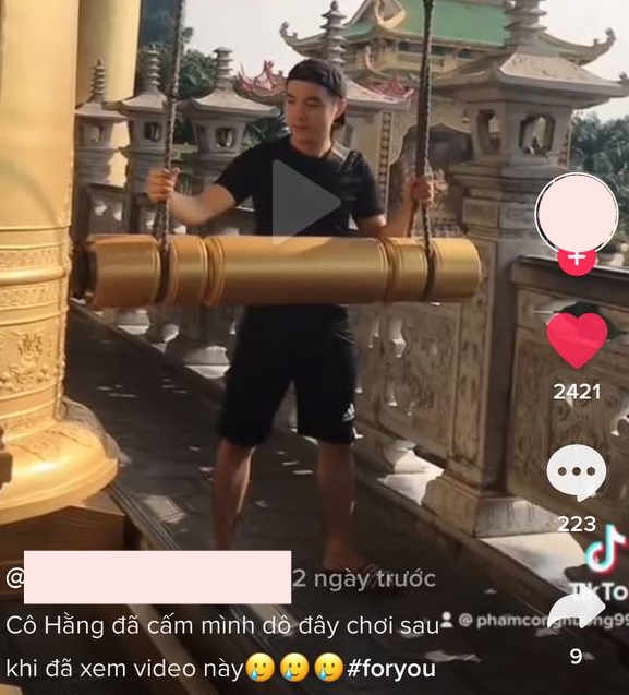 Xôn xao thanh niên leo lên nóc Đại Nam gõ chuông chùa ầm ĩ, còn hồn nhiên tuyên bố: Chị Hằng đã cấm mình vô đây chơi? - Ảnh 2.