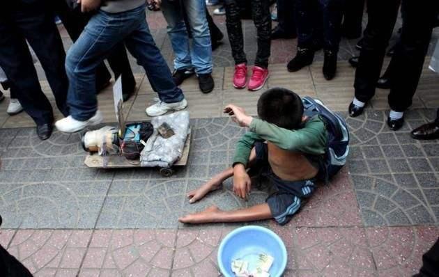 Bé trai 5 tuổi bị bắt cóc, nhận ra mẹ ngoài đường nhưng bà nhất quyết không nhận con, hành động sau đó cứu đứa trẻ ngoạn mục - Ảnh 1.