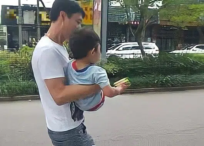 Bé trai 5 tuổi bị bắt cóc, nhận ra mẹ ngoài đường nhưng bà nhất quyết không nhận con, hành động sau đó cứu đứa trẻ ngoạn mục - Ảnh 2.